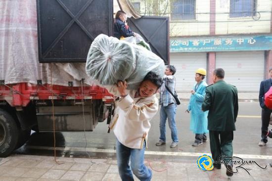 གླུ་བ་གཡང་དྲུང་རྒྱལ་གྱིས་གཡག་རྔར་སྒོར་ཁྲི20ལྷག་གི་དངོས་ཟོང་གི་ཞལ་འདེབས་ཕུལ་བ།