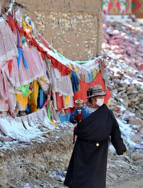 འཛམ་གླིང་སྟེང་ཆེས་ཆེ་བའི་ཡུལ་ཤུལ་གྱི་མ་ཎི་རྡོ་འབུམ།