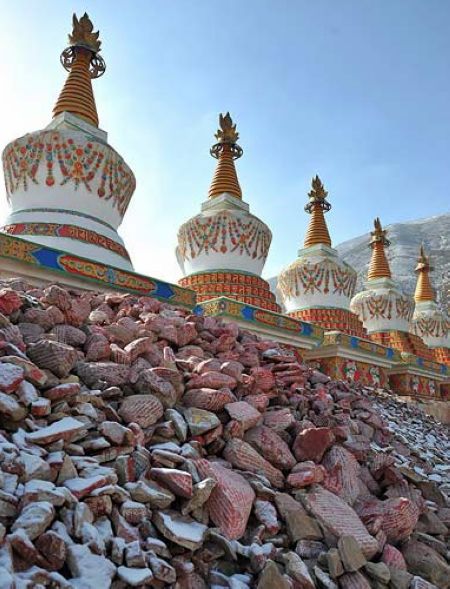 འཛམ་གླིང་སྟེང་ཆེས་ཆེ་བའི་ཡུལ་ཤུལ་གྱི་མ་ཎི་རྡོ་འབུམ།