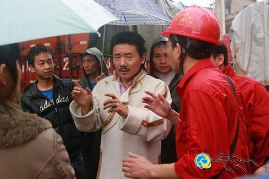 གླུ་བ་གཡང་དྲུང་རྒྱལ་གྱིས་གཡག་རྔར་སྒོར་ཁྲི20ལྷག་གི་དངོས་ཟོང་གི་ཞལ་འདེབས་ཕུལ་བ།