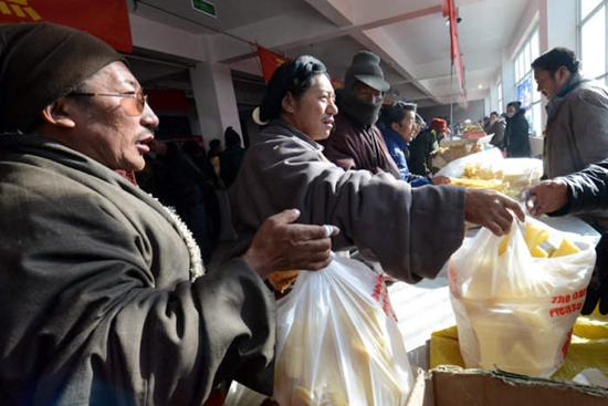 བོད་ལྗོངས་ནག་ཆུ་ས་ཁུལ་དུ་ཕྱུགས་རིགས་ཐོན་རྫས་ཀྱི་ཚོང་འདུས་བསྡུས།