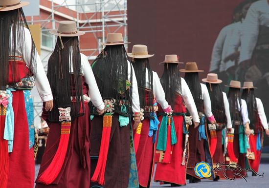 མཚོ་ལྷོ་ཁུལ་གྱི་རྒྱན་གོས་དུས་ཆེན་དུ་བྲག་དཀར་རྫོང་དང་མང་རྫོང་གིས་རྒྱན་གོས་འཁྲབ་སྟོན་བྱས།