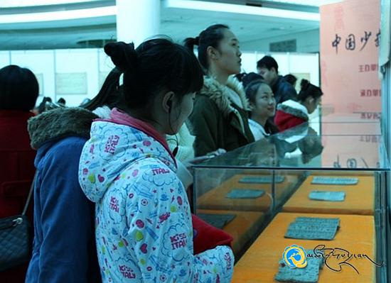 ཀྲུང་གོའི་གྲངས་ཉུང་མི་རིགས་གནའ་དཔེ་གཅེས་ནོར་ཞེས་པ་དེ་ཀོང་ཞིའི་དཔེ་མཛོད་ཁང་དུ་འགྲེམ་སྟོན་བྱས།