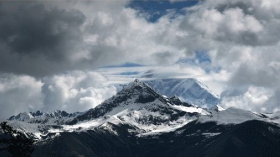 འཛམ་གླིང་རི་བོའི་རྩེ་མོ་ཨང་བཅོ་ལྔ་བ་སྟེ་གངས་རི་གནམ་ལྕགས་འབར་བ།