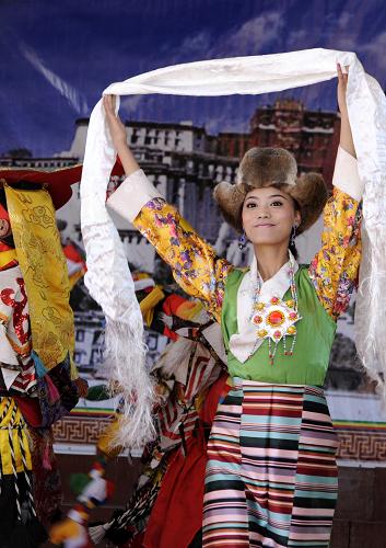 ལྷ་ས་གྲོང་ཁྱེར་མི་རིགས་སྒྱུ་རྩལ་ཚོགས་པ་ཞིང་སྡེ་རུ་བསྐྱོད་པ།