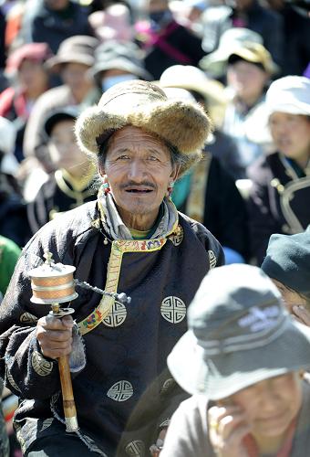 ལྷ་ས་གྲོང་ཁྱེར་མི་རིགས་སྒྱུ་རྩལ་ཚོགས་པ་ཞིང་སྡེ་རུ་བསྐྱོད་པ།