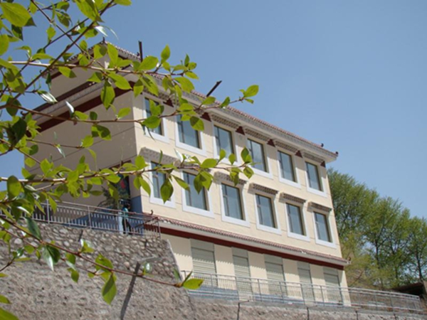 དགེ་རྒན་མཁའ་འབུམ་རྒྱལ་དང་ཁོང་གི་འཇའ་མོའི་དཔེ་མཛོད་ཁང་།