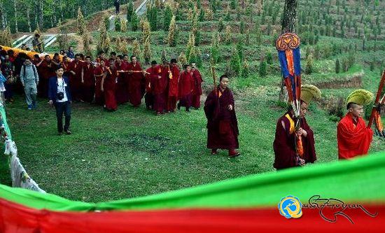 སྐུ་འབུམ་བྱམས་པ་གླིང་དུ་སྟོན་སྐུ་བཤམས་པའི་བྱེད་སྒོ་སྤེལ་བ།