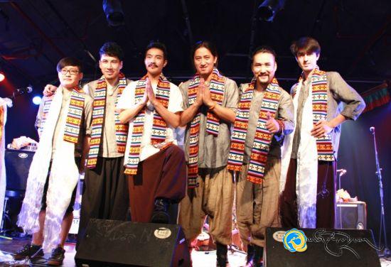 མ་ཎི་རྡོ་འབུམ་རོལ་ཚོགས་ཀྱི་རྒྱལ་ཡོངས་སྐོར་བསྐྱོད་འཁྲབ་སྟོན་ཐོག་མ་པེ་ཅིང་དུ་བསྡུས་པ།