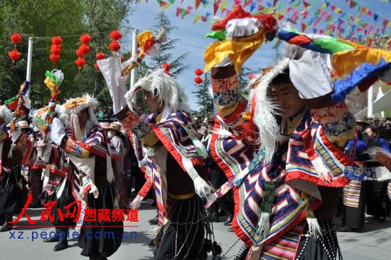 娘热民间艺术团正在表演藏戏扎西雪巴