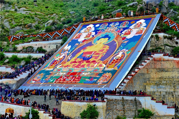 ལྷ་སའི་ཞོ་སྟོན་སྐབས་སུ་འབྲས་སྤུངས་དགོན་པས་གོས་སྐུ་ཞལ་མཇལ་གྱི་བྱེད་སྒོ་སྤེལ་བ།