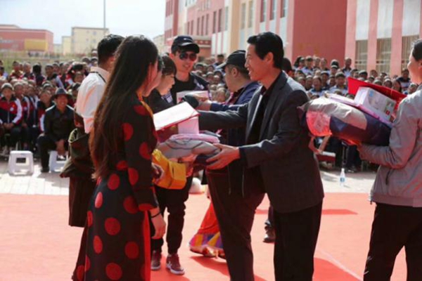 བྲག་དཀར་རྫོང་གིས་ཆུང་འབྲིང་སློབ་གྲྭའི་དགེ་རྒན་གྱི་ལེགས་རྩོམ་འགྲན་སྡུར་སྤེལ་བ།