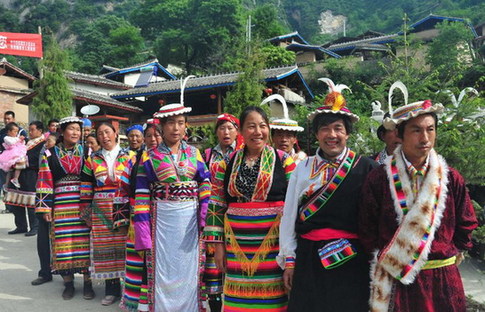 གླུ་ལེན་གར་རྩེད་ལ་བྱང་བའི་བོད་མི་བོད་རིགས།
