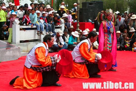བོད་ལྗོངས་ཀྱི་རྫོང་ཞང7ཀྲུང་གོའི་དམངས་ཁྲོད་རིག་གནས་སྒྱུ་རྩལ་གྱི་ཕ་ས་རུ་བདམས་པ།