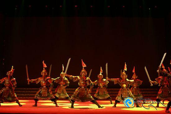 དམངས་སྲོལ་གྱི་རོ་བཅུད་མངར་མོས་ཡོངས་སུ་ཕྱུག་པའི་གླུ་གར་ཆེན་མོ《ཀླུ་ཆུའི་མཚར་ཉམས》།
