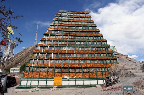 ལྷ་སའི་ལྕགས་པོ་རིར་གནས་པའི་བྲག་ལྷ་ཀླུ་སྦུག