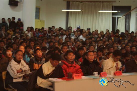 གཞིས་རྩེའི་ཧྲང་ཧེ་ཚོད་ལྟའི་མཐོ་འབྲིང་གིས་སྙན་ངག་གྱེར་འདོན་གྱི་བྱེད་སྒོ་སྤེལ།