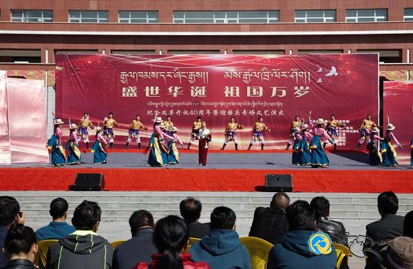 མཚོ་ལྷོ་ཁུལ་དུ་བཅོས་སྒྱུར་སྒོ་འབྱེད་ལོ་འཁོར40ལོན་པའམ་རྒྱལ་སྟོན་དུས་ཆེན་བསུ་བའི་རིག་རྩལ་འཁྲབ།