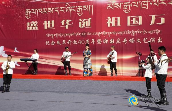 མཚོ་ལྷོ་ཁུལ་དུ་བཅོས་སྒྱུར་སྒོ་འབྱེད་ལོ་འཁོར40ལོན་པའམ་རྒྱལ་སྟོན་དུས་ཆེན་བསུ་བའི་རིག་རྩལ་འཁྲབ།
