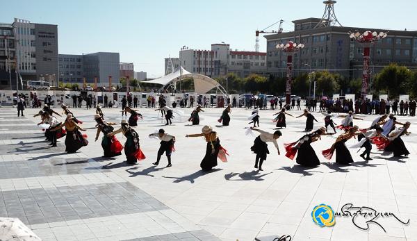 མཚོ་ལྷོས་བཅོས་སྒྱུར་སྒོ་འབྱེད་ལོ་འཁོར40ལོན་པའི་ཁུལ་གཏོགས་ལས་ཁུངས་ཀྱི་སྐོར་བྲོའི་འགྲན་བསྡུར་སྤེལ།