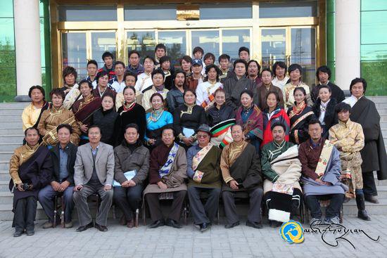 མཚོ་ལྷོ་ཁུལ་གྱིས་སྒྲ་སྙན་རྡུང་ལེན་ཟབ་སྦྱོང་འཛིན་གྲྭ་སྐབས་དང་པོ་བསྡུས་པ།