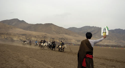 ཀན་ལྷོའི་བསང་ཆུར་རྟ་རྒྱུག་འགྲན་ཚོགས་བསྡུས་པ།