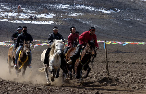 ཀན་ལྷོའི་བསང་ཆུར་རྟ་རྒྱུག་འགྲན་ཚོགས་བསྡུས་པ།