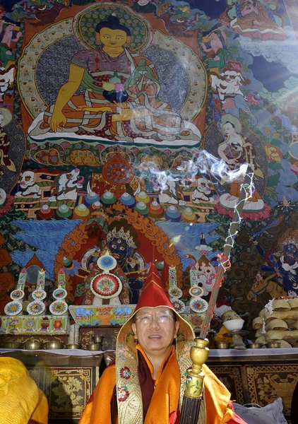 གོང་དཀར་ཆོས་སྡེ་དགོན་གྱིས་བཅོ་ལྔའི་དུས་ཆེན་ལ་ཆོས་ཀྱི་བྱེད་སྒོ་སྤེལ་བ།