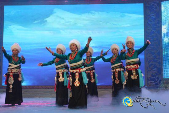 མདོ་སྨད་དུ“ཨ་རྩེད”རྩེད་བཞིན་སྐྱིད་པའི་དུས་སྟོན་རོལ་བ།