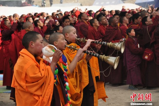 མཚོ་སྔོན་ཡུལ་ཤུལ་དུ་སྨོན་ལམ་འདེབས་པའི་ཆོས་ཚོགས་ཆེན་མོ་ཚོགས་པ།