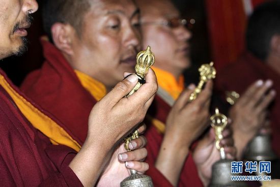 མཚུར་ཕུ་དགོན་གྱི་གྲྭ་བ་རྣམས་ཀྱིས་གཡག་རྔའི་གནོད་ཐེབས་ས་ཁུལ་ལ་སྨོན་ལམ་འདེབས་པ།