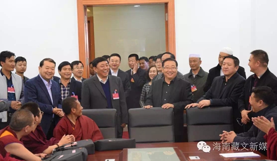 མཚོ་ལྷོ་ཁུལ་གྱི་མགོ་ཁྲིད་ཀྱིས་སྲིད་གྲོས་ཀྱི་ཨུ་ཡོན་རྣམས་ལ་འཚམས་འདྲི་བྱས་པ།