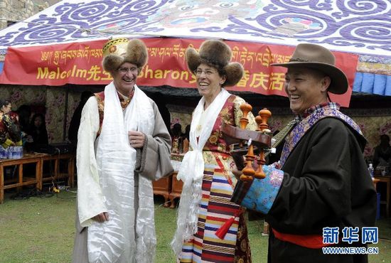 ཨ་རི་བ་གཉིས་ཀྱིས་བོད་ལུགས་གཉེན་སྟོན་གྱི་ཆོ་ག་སྤེལ་བ།