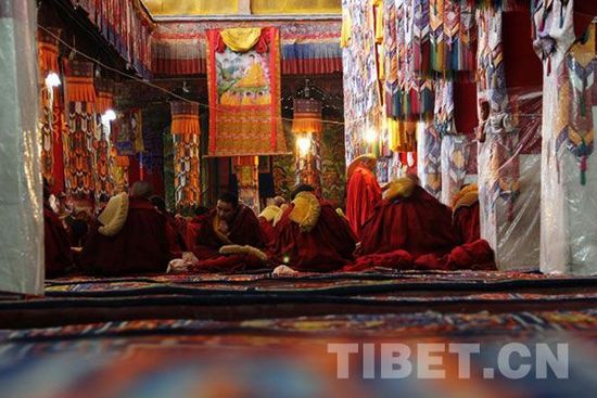ས་ག་ཟླ་བའི་དུས་མཆོད་ཆེན་མོའི་ངོ་སྤྲོད་མདོར་བསྡུས།