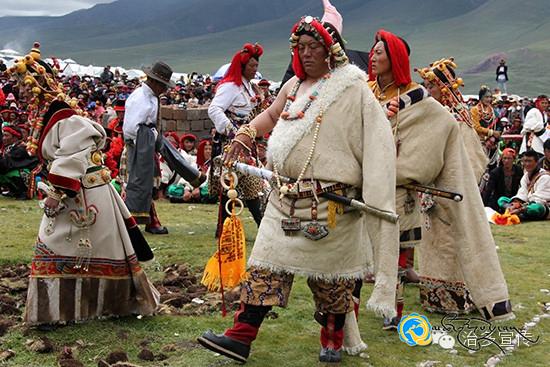 རྒྱལ་ཡོངས་སྒ་སྐྱ་ལོའི་རིག་གནས་རིག་གཞུང་བགྲོ་ཚོགས་སྐབས་གཉིས་པ་འབྲི་སྟོད་རྫོང་དུ་བསྡུས།