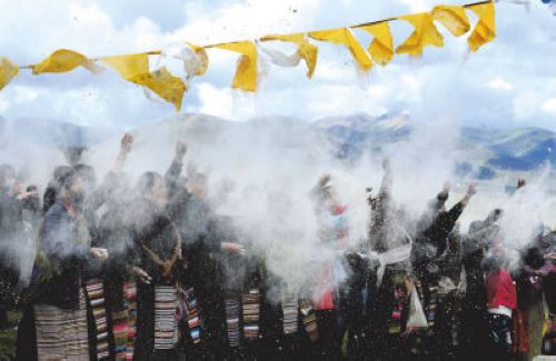 བོད་ལྗོངས་ཀྱི་མཐའི་གྲོང་རྡལ་ཕག་རིར་འཛམ་གླིང་སྤྱི་བསང་དུས་ཆེན་རོལ་བ།