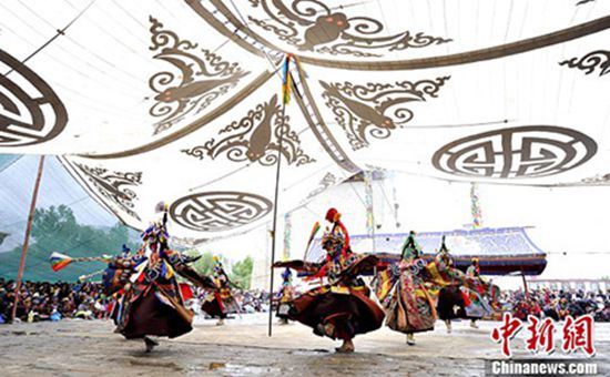 བསམ་ཡས་གཙུག་ལག་ཁང་དུ་མདོ་སྡེ་དུས་ཆེན་རོལ་བ།