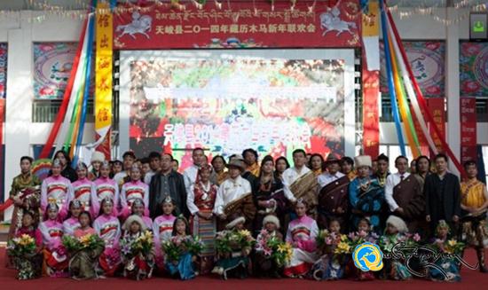 ཐེམ་ཆེན་རྫོང་གིས་བོད་ཤིང་ཕོ་རྟ་ལོའི་ལོ་སར་བསུ་བའི་རིག་རྩལ་འཁྲབ་སྟོན་བྱས་པ།