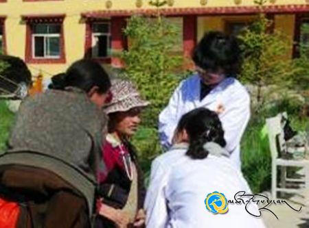 སྲིན་མོ་བུད་མེད་དང་བྱིས་པའི་ཞབས་འདེགས་ཚོགས་པ་བསང་ཆུར་སྐྱོད་པ།