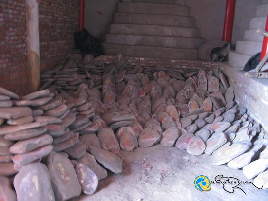 《གཅན་ཚའི་རྔ་བ་དགོན་གྱི་བསྐལ་བཟང་སངས་རྒྱས་སྟོང་སྐུ་རྡོ་བརྐོས་མ》ཐོག་འགྲེམ་གྱི་བགྲོ་ཚོགས་བསྡུས།