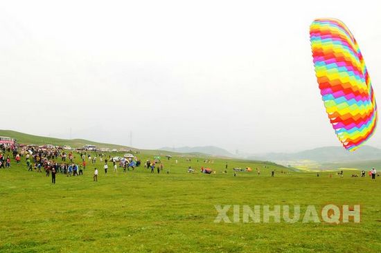 炫彩风筝放飞高原