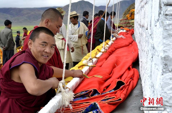 བོད་ལྗོངས་གངས་རྒྱན་དགོན་དུ་གོས་སྐུ་བཤམས་པའི་ཆོ་ག་སྤེལ་བ།