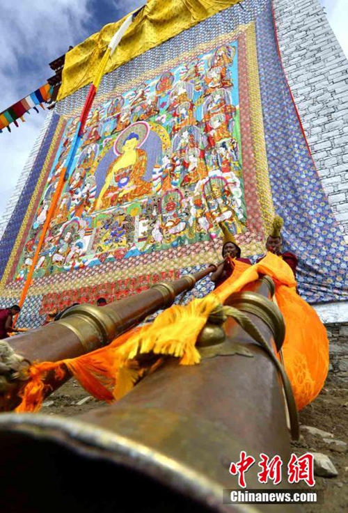 བོད་ལྗོངས་གངས་རྒྱན་དགོན་དུ་གོས་སྐུ་བཤམས་པའི་ཆོ་ག་སྤེལ་བ།