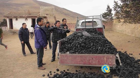 ས་ནག་གཞས་ཚོགས་ཀྱིས་བསང་ཆུ་རྫོང་འབོ་ར་ཡུལ་ཚོའི་སློབ་ཆུང་སློབ་མར་དྲོད་ཁོལ་སྐྱེལ་བ།