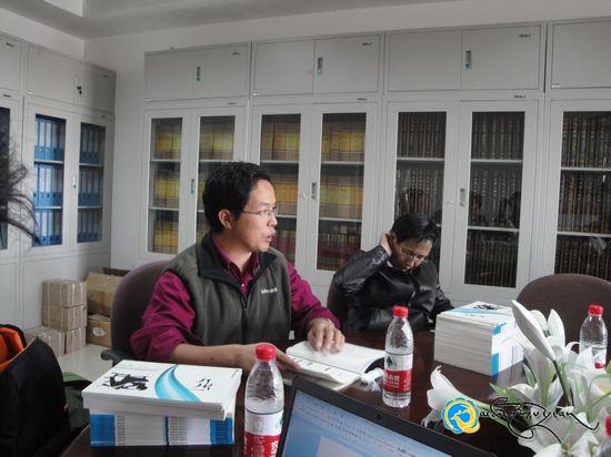 ཀྲུང་དབྱང་མི་རིགས་སློབ་ཆེན་གྱི《ང་རོ》འགྲེམ་སྤེལ་བྱས་པ།