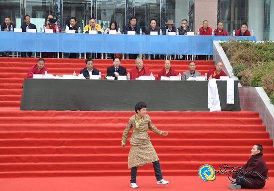 མཚོ་ལྷོ་ཁུལ་མི་རིགས་མཐོ་རིམ་སློབ་འབྲིང་དང་པོའི་སྐབས་བདུན་པའི་བསྡུས་གྲྭའི་རིགས་ལམ་འགྲན་བསྡུར་སྤེལ་པ།