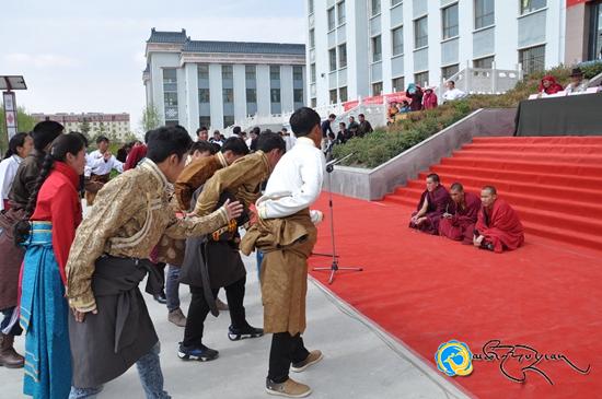 མཚོ་ལྷོ་ཁུལ་མི་རིགས་མཐོ་རིམ་སློབ་འབྲིང་དང་པོའི་སྐབས་བདུན་པའི་བསྡུས་གྲྭའི་རིགས་ལམ་འགྲན་བསྡུར་སྤེལ་པ།