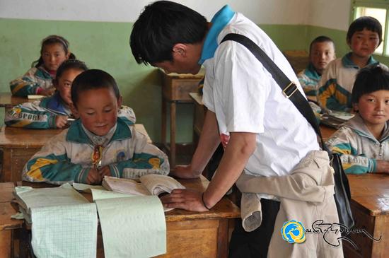 ས་ནག་གཞས་ཚོགས་ཀྱིས་བསང་ཆུ་རྫོང་འབོ་ར་ཡུལ་ཚོའི་སློབ་ཆུང་སློབ་མར་དྲོད་ཁོལ་སྐྱེལ་བ།