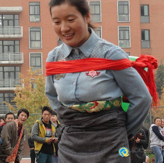 ལྷོ་ནུབ་མི་རིགས་སློབ་གྲྭ་ཆེན་མོར་བོད་ཀྱི་སྲོལ་རྒྱུན་ལུས་རྩལ་འགྲན་ཚོགས་སྤེལ།