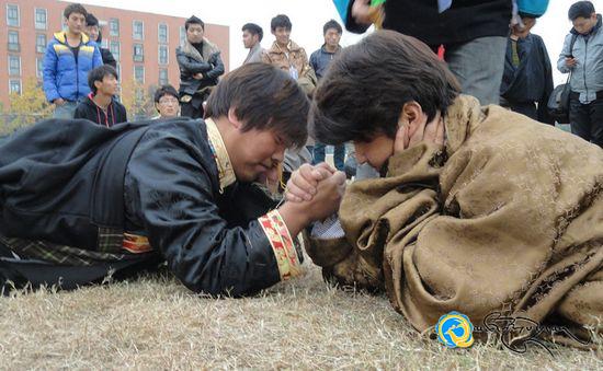 ལྷོ་ནུབ་མི་རིགས་སློབ་གྲྭ་ཆེན་མོར་བོད་ཀྱི་སྲོལ་རྒྱུན་ལུས་རྩལ་འགྲན་ཚོགས་སྤེལ།